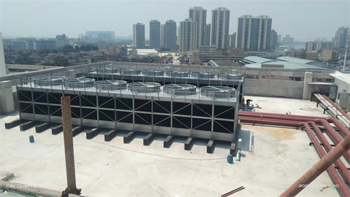 康明空調(diào)小知識(shí)—如何設(shè)置閉式冷卻塔與其配套設(shè)備水箱(鶴壁橫流閉式冷卻塔常用解決方案)